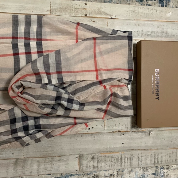 Burberry check wool silk scarf - Picture 2 of 7